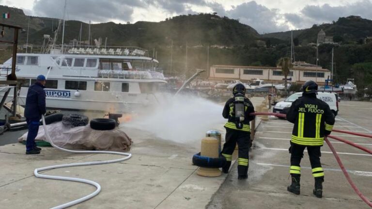 Esercitazione antincendio al porto di Tropea: simulato un rogo a bordo di una barca