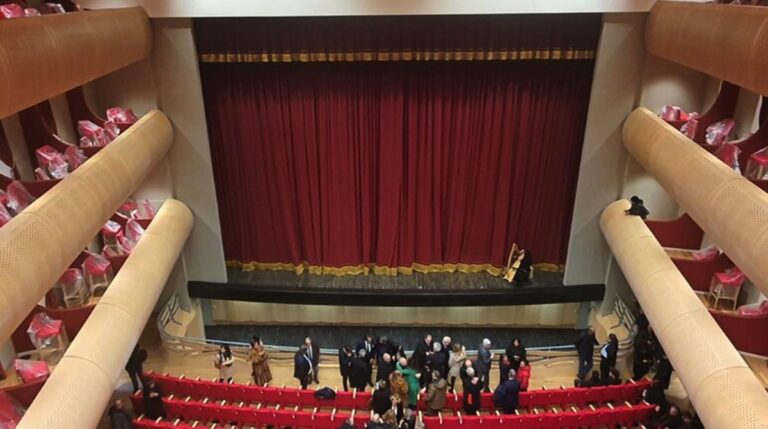 Teatro a Vibo, il vicesindaco: «Nessuna inaugurazione, era solo una presentazione»