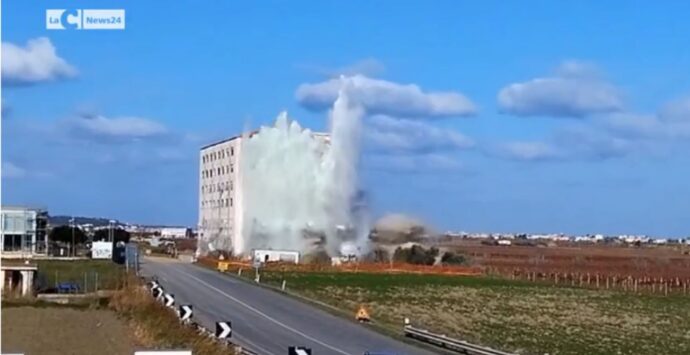 Abbattuto l’ecomostro di Torre Melissa: il video dell’esplosione