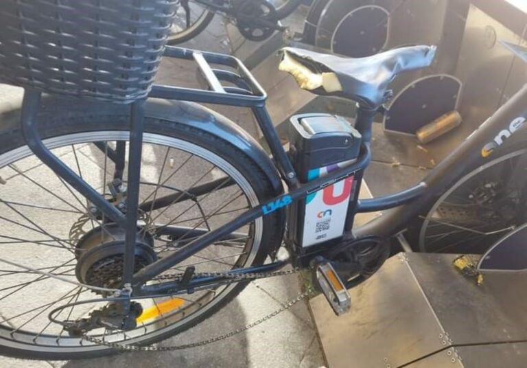 Vibo, vandalizzata la ciclostazione del bike sharing in piazza Municipio – Foto