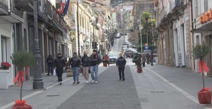 «Aiutiamo l’economia della nostra città, a Natale acquistiamo nei negozi vibonesi»: il Comune rilancia la campagna di Confesercenti
