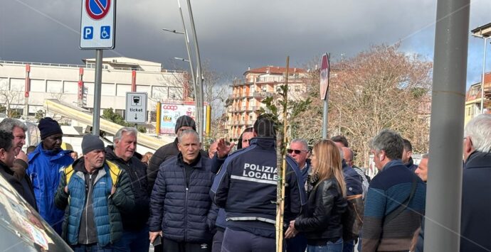 Lavori in piazza Razza a Vibo: scoppia la protesta degli ambulanti del mercato settimanale