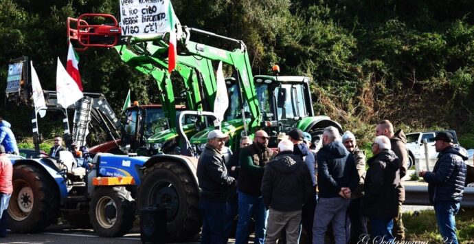 Continua la protesta dei trattori: bloccato lo svincolo autostradale di Pizzo