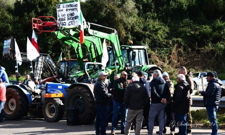 Continua la protesta dei trattori: bloccato lo svincolo autostradale di Pizzo