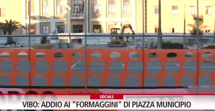 Un pezzo di storia cancellato: addio ai “formaggini” di Piazza Municipio – Video