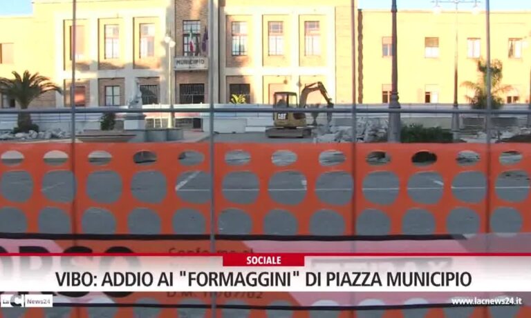 Un pezzo di storia cancellato: addio ai “formaggini” di Piazza Municipio – Video