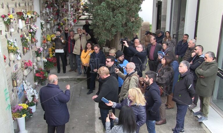 Libera Vibo porta i fiori sulle tombe senza nome dei migranti – Video