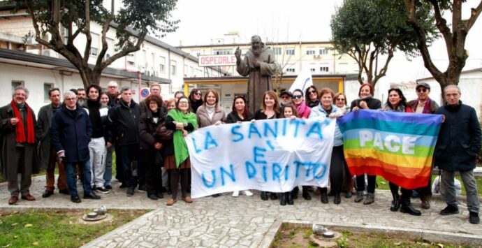 Sanità in crisi, le associazioni davanti all’ospedale di Vibo: «La comunità attende risposte»