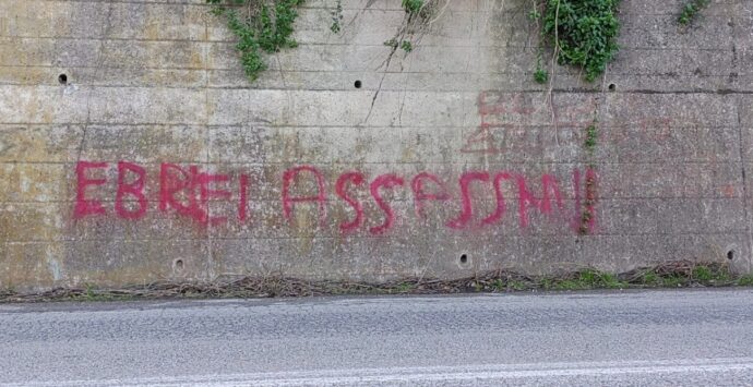 Scritta antisemita alle porte di Tropea, nuovo messaggio d’odio dopo il caso di Parghelia