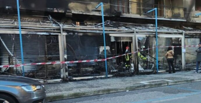 Incendio distrugge negozio, attimi di paura nel Cosentino