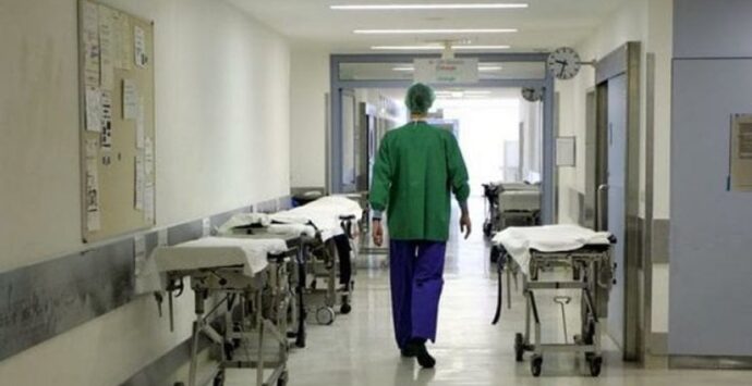 Schiaffi e minacce di morte ad infermiere in ospedale a Vibo, un arresto