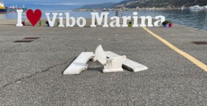 Panchina divelta da mesi al porto di Vibo Marina e ancora non rimossa