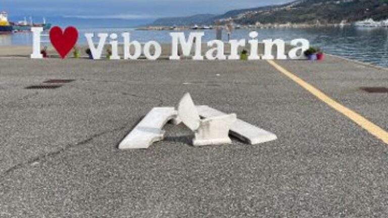 Panchina divelta da mesi al porto di Vibo Marina e ancora non rimossa