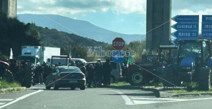 Agricoltori in protesta, la Lega allo svincolo di Pizzo: «Vicinanza e solidarietà»