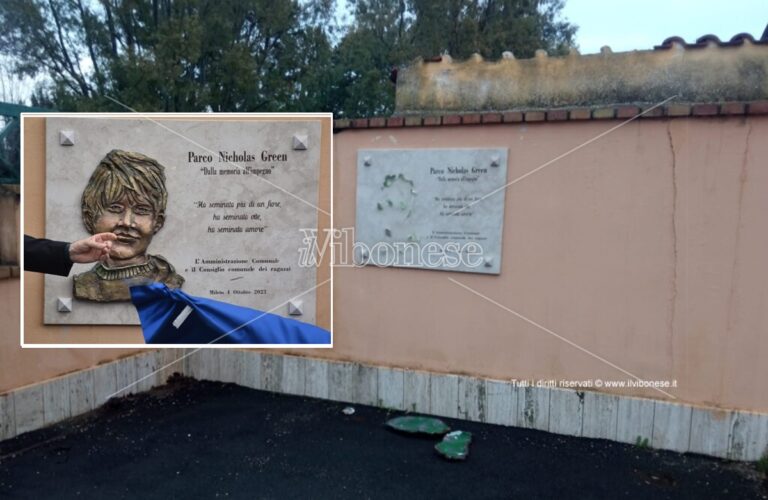 Mileto, danneggiata la scultura raffigurante Nicholas Green all’ingresso del Parco urbano