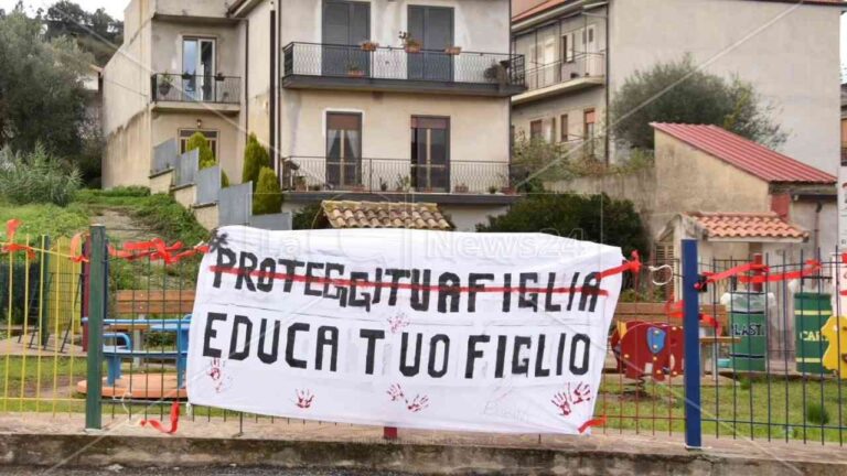 Associazione affigge striscione contro la violenza sulle donne e il Comune di Sant’Onofrio la multa