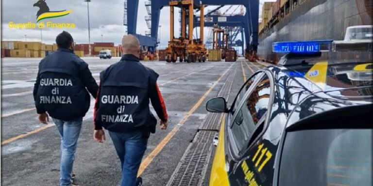 Porto di Gioia Tauro, favorivano la ‘ndrangheta alterando i controlli sulla droga: arrestati funzionari