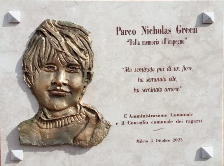 Mileto, ritorna al suo posto la scultura raffigurante il volto di Nicholas Green