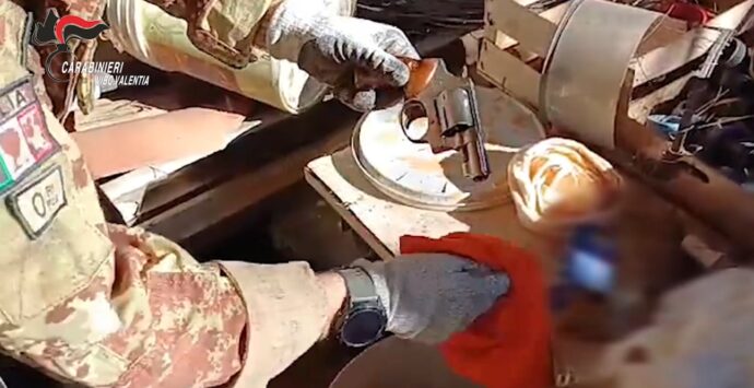 Controlli a Vibo, i carabinieri sequestrano una pistola e munizioni – Video
