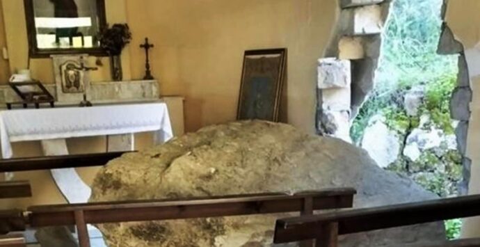 Santa Domenica di Ricadi: masso si stacca dal costone e si abbatte sulla chiesetta