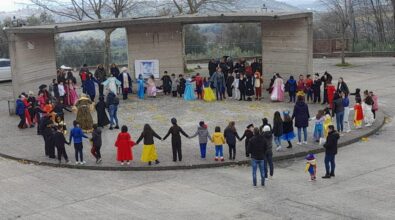 La scuola primaria di Nao celebra il Carnevale con una giornata ricca di giochi e danze