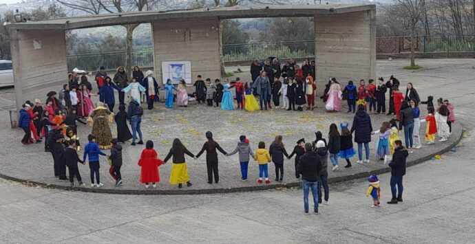 La scuola primaria di Nao celebra il Carnevale con una giornata ricca di giochi e danze