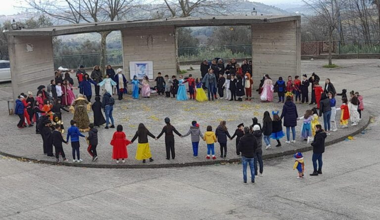 La scuola primaria di Nao celebra il Carnevale con una giornata ricca di giochi e danze