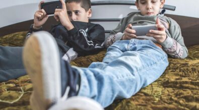 Bambini davanti agli schermi di tablet e smartphone, dati negativi nel Vibonese