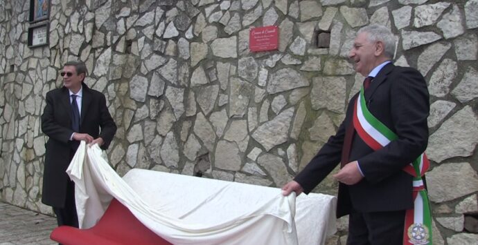 Inaugurata a Cessaniti la panchina rossa, il prefetto: «Oggi sottoscriviamo un patto per la legalità» – Video