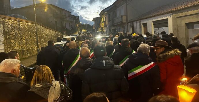 Intimidazioni a Cessaniti, grande partecipazione alla fiaccolata silenziosa – Foto
