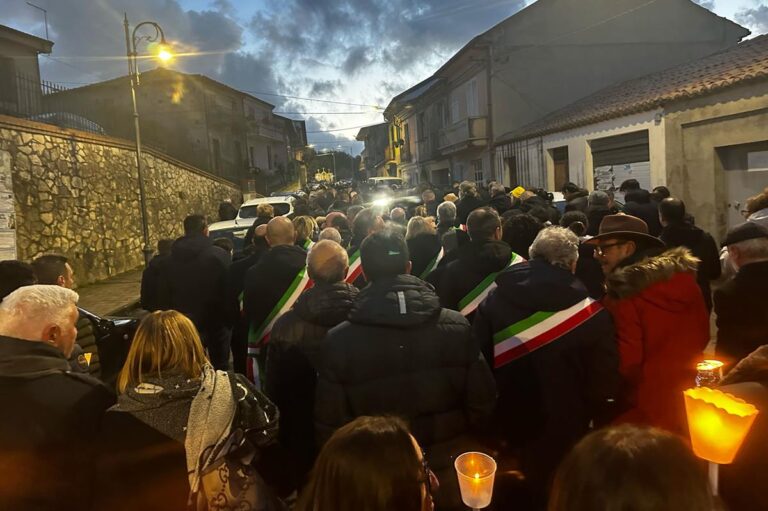 Intimidazioni a Cessaniti, grande partecipazione alla fiaccolata silenziosa – Foto