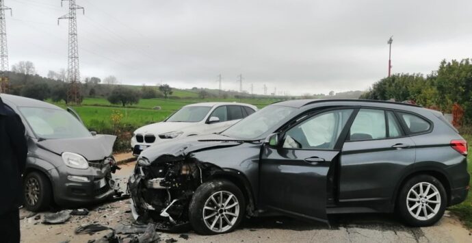 Scontro frontale tra due auto a Maierato: tre i feriti