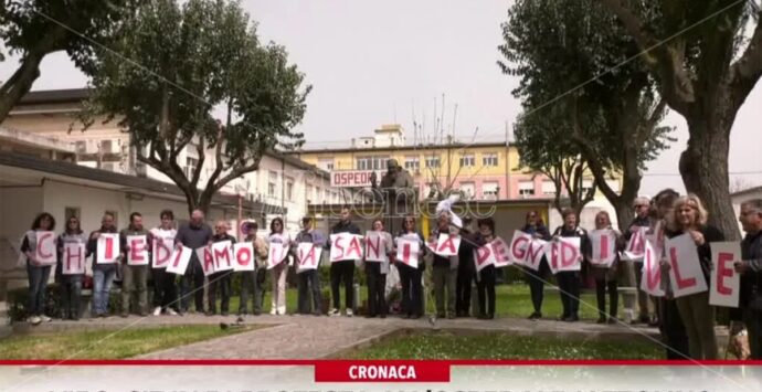 Vibo Valentia: nuovo sit in di protesta davanti allo Jazzolino – Video
