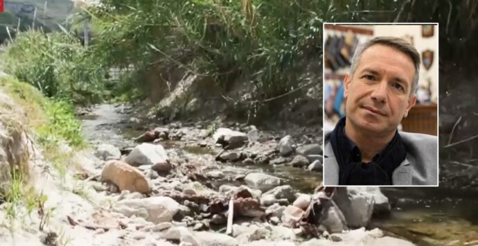 “Bomba” ecologica a Tropea, Falvo: «Hanno incanalato il greto del fiume in un tubo con tutti i rifiuti»