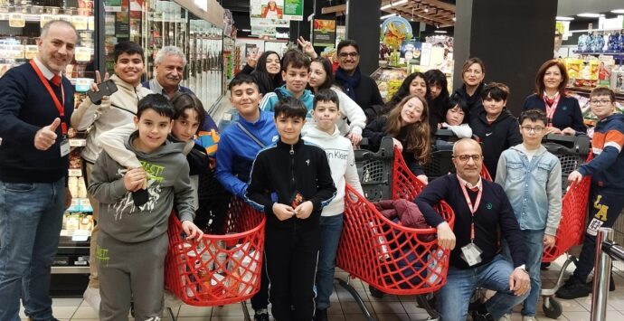 Jonadi, la scuola primaria di Nao alle prese con l’esperienza dello shopping