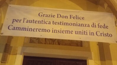 “Grazie don Felice”, striscione davanti la chiesa di Pannaconi commuove il sacerdote