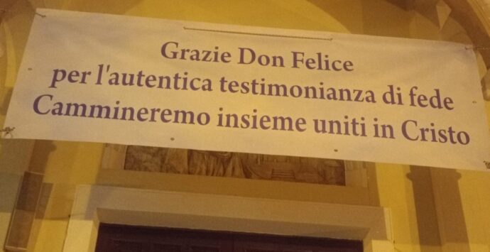 “Grazie don Felice”, striscione davanti la chiesa di Pannaconi commuove il sacerdote
