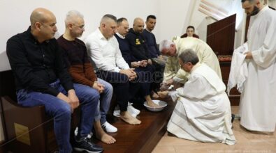 Giovedì Santo a Vibo Marina: don Enzo Varone celebra il rito della lavanda dei piedi – Video