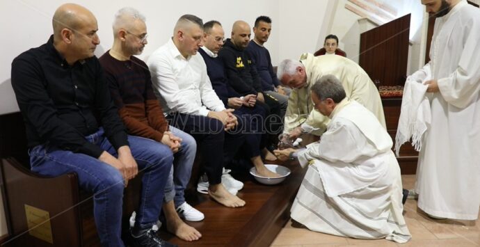 Giovedì Santo a Vibo Marina: don Enzo Varone celebra il rito della lavanda dei piedi – Video