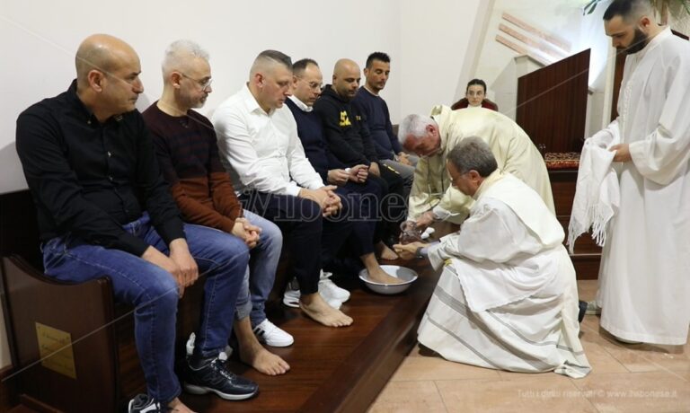 Giovedì Santo a Vibo Marina: don Enzo Varone celebra il rito della lavanda dei piedi – Video