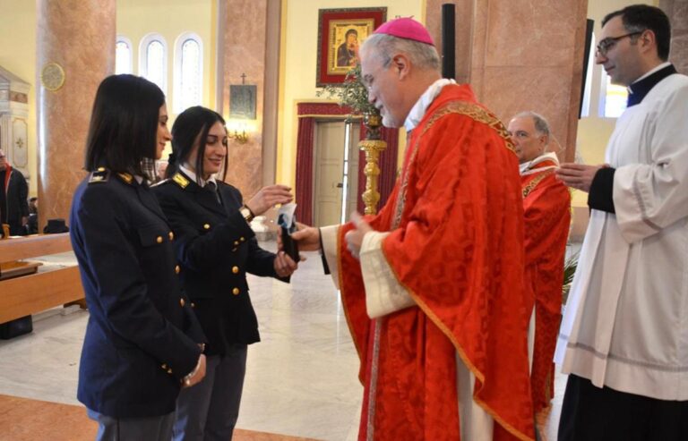 La Polizia consegna l’olio del “Giardino della memoria di Capaci” alla Diocesi di Mileto