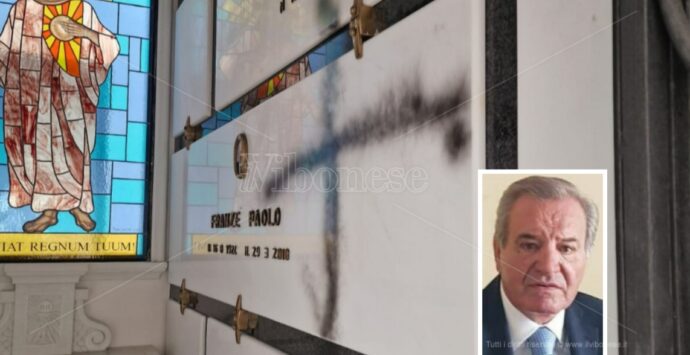 Stefanaconi, vandalizzata la cappella dell’ex sindaco Saverio Franzè: indagini