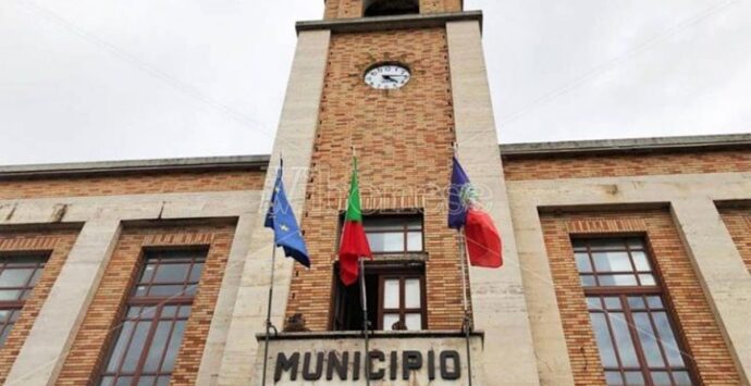 Giornata contro la violenza sulle donne, Forza Italia Giovani chiede al sindaco Romeo di illuminare di rosso il Municipio di Vibo