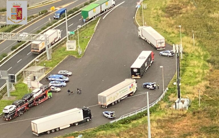 Controlli bus e mezzi pesanti: in campo anche la polizia stradale di Vibo