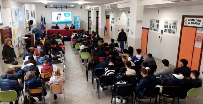 Giovani e social, al liceo “Berto” di Vibo lo scrittore Fernando Muraca