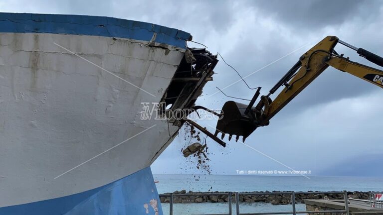 Al via alla Marina di Pizzo le operazioni di demolizione del ristorante “La Nave”