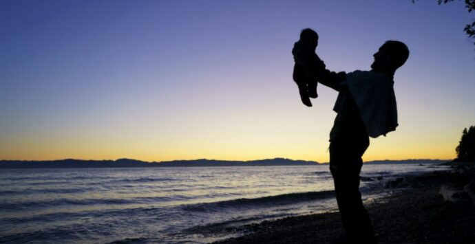 Congedo paternità, bassa adesione in provincia di Vibo: i dati di Save the Children