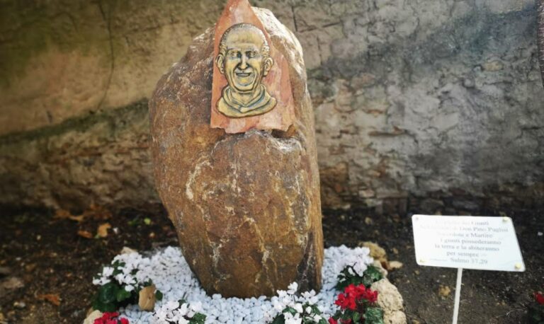 Padre Pino Puglisi, il cortile del Duomo di Vibo dedicato al prete antimafia