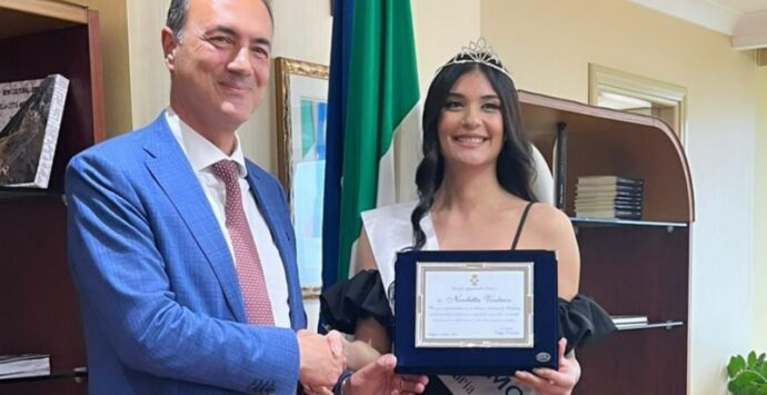 Consiglio regionale, premiata la miss vibonese Nicoletta Ventrice