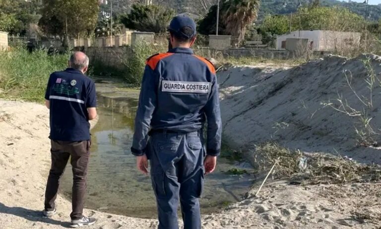 Chiazze giallastre in mare a Bivona, scattano i controlli di Arpacal e Capitaneria di Porto